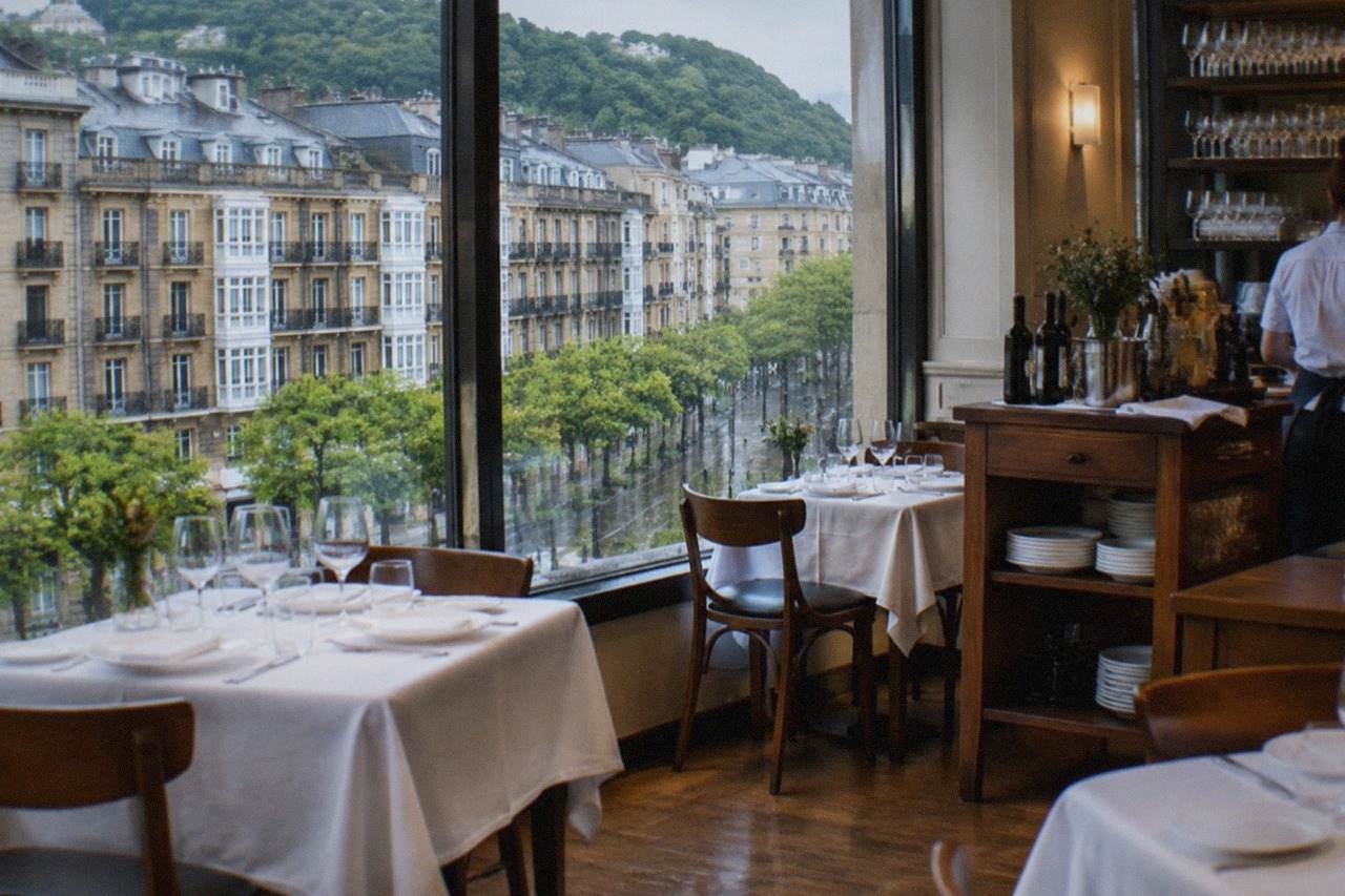 A dining room with set tables and a service station, in a restaurant in San Sebastián