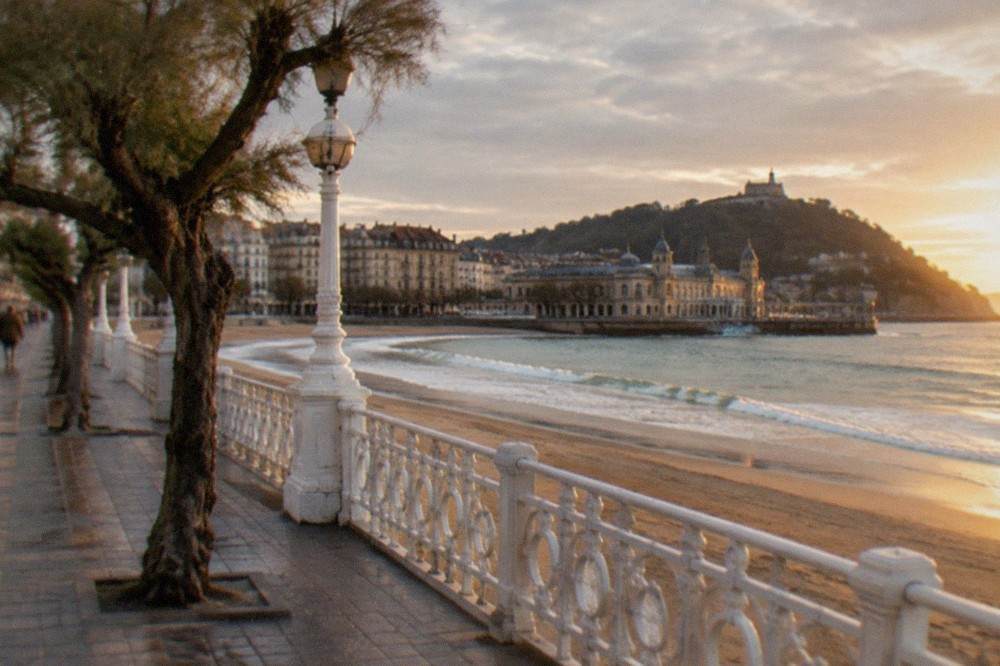 Seafront promenade along La Concha with the spa complex at the western end of the beach