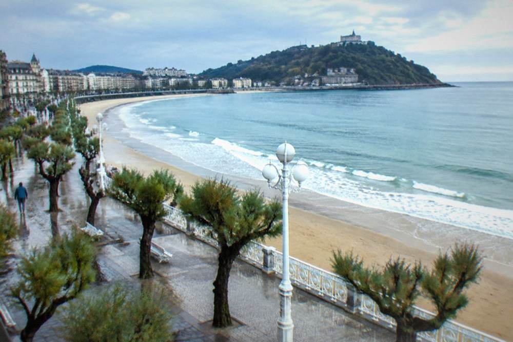 The promenade of La Concha curving towards the Miramar Palace headland