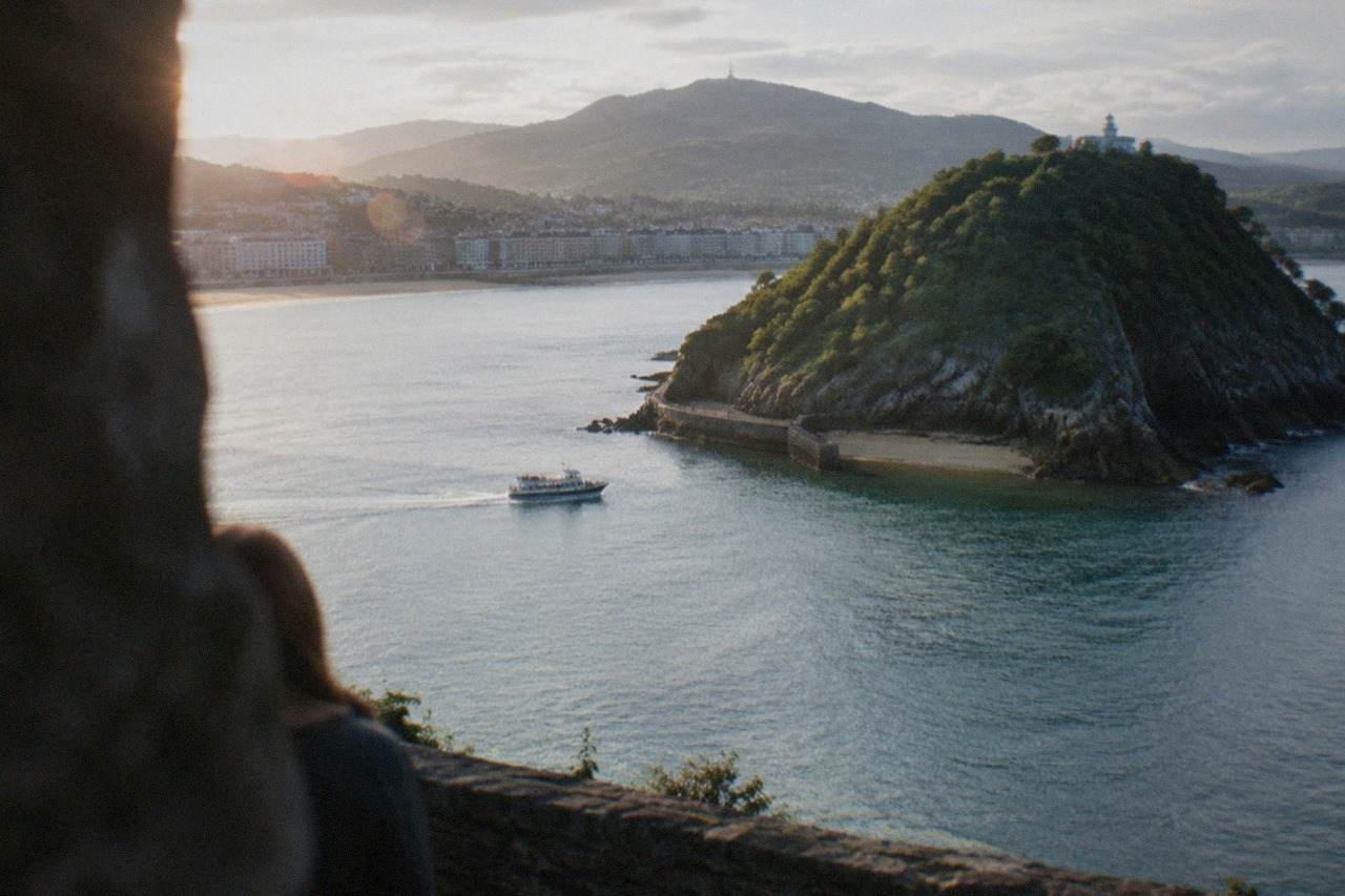 A coastal view of San Sebastián with La Concha bay and Santa Clara island in the distance