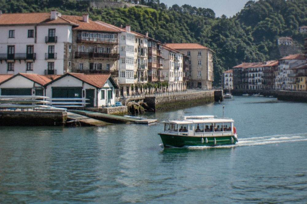 A small passenger motor boat crossing the harbour between Pasai Donibane and Pasai San Pedro