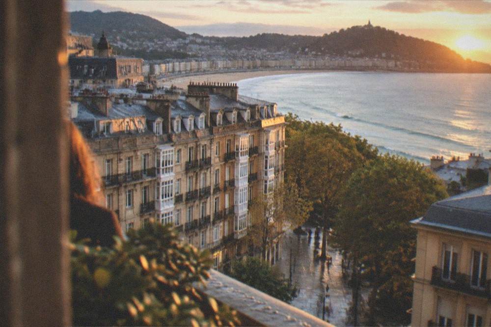 Evening light over rooftops and the bay of San Sebastián seen from an elevated viewpoint
