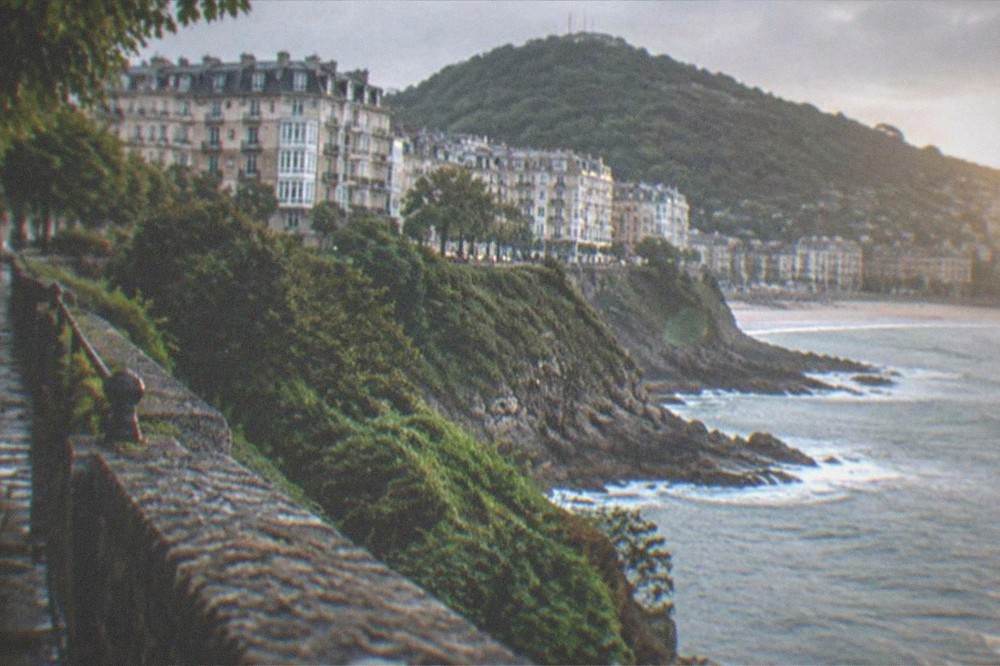 A coastal path above green cliffs near San Sebastián with the sea below