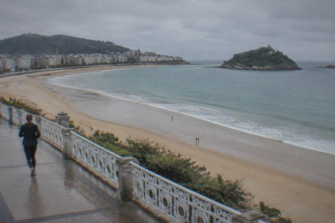 The curve of La Concha beach in San Sebastián seen from above, with Santa Clara island in the bay