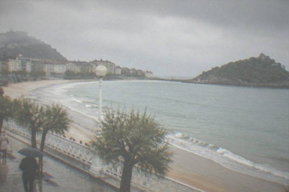 The promenade of La Concha with the railings and the bay, viewed toward Santa Clara island
